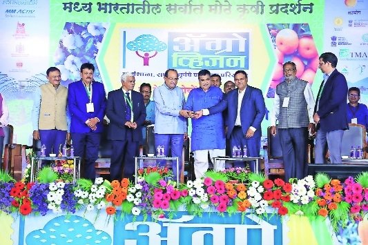 Gadkari lays of foundation stone of Mother Dairy’s milk processing plant at Nagpur