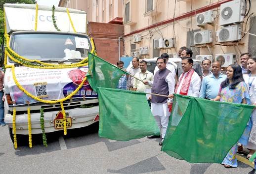 Pralhad Joshi flags off subsidised tomatoes at Rs 60 per kg