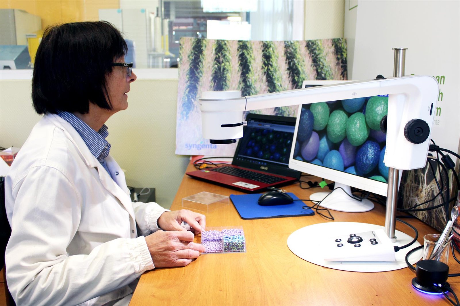 New digital microscopes to Inspect and document seed coating quality